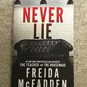 Never Lie by Freida McFadden, paperback